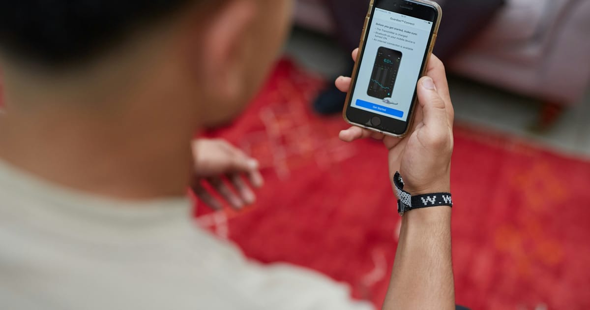 Una persona revisa los ajustes de seguridad de una app en su celular.