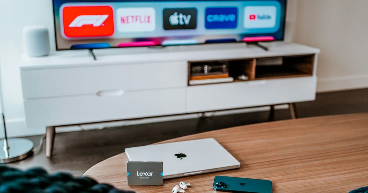 Un televisor de pantalla plana muestra una fila de aplicaciones de streaming.