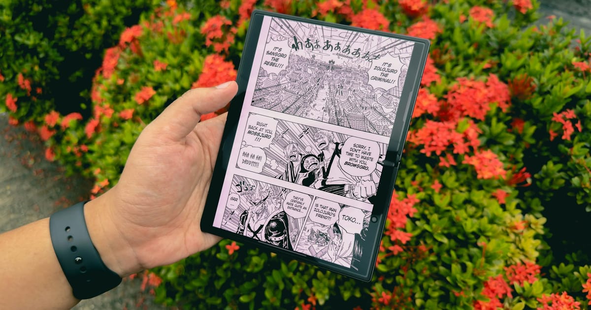 Una mano sostiene una tableta que muestra una página de manga.