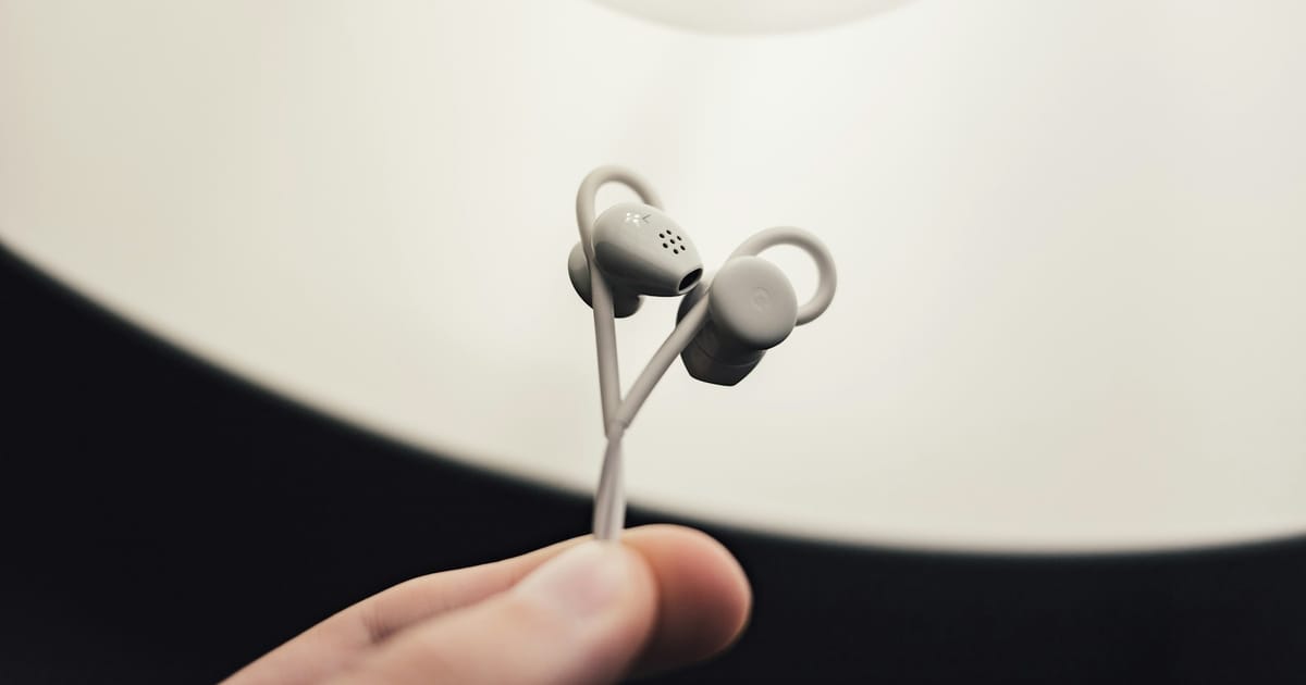 Una persona descarga música en su celular antes de salir sin conexión.
