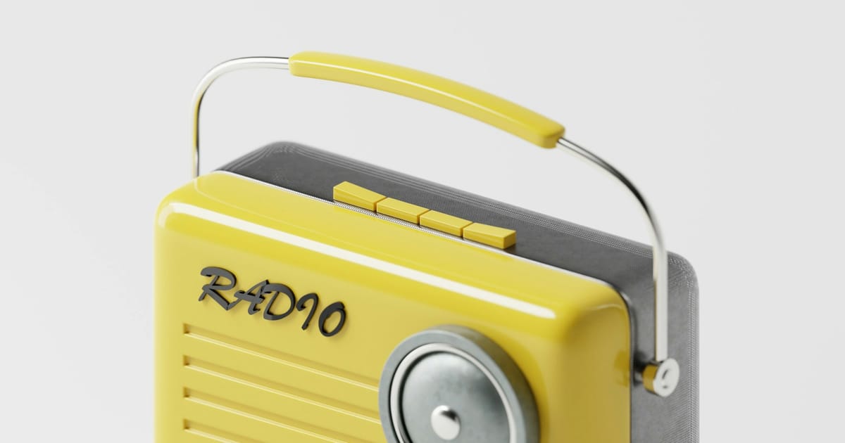 Una radio portátil amarilla de estilo antiguo sobre una mesa blanca.