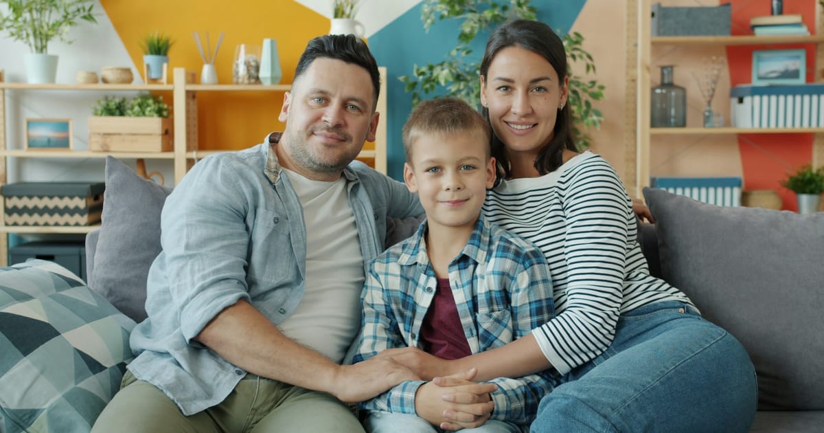 Una familia ve una serie juntos frente al televisor.