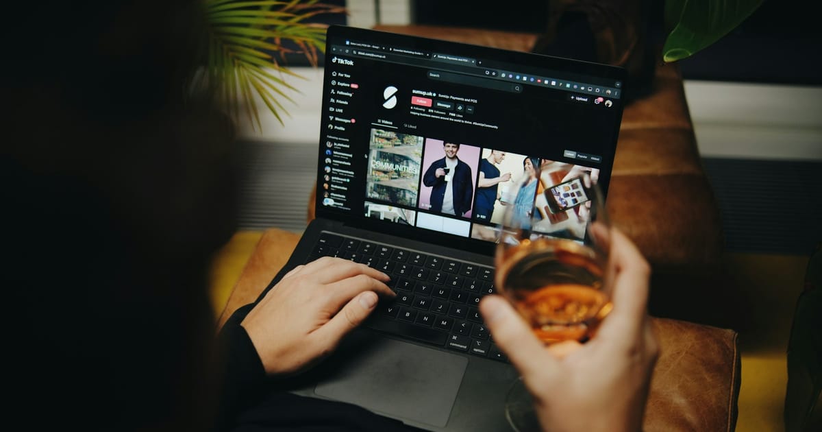 Una persona ve una serie con subtítulos en la pantalla de una laptop.
