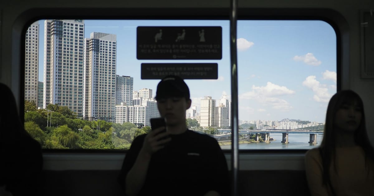 Una persona mira su celular durante un viaje en transporte público.