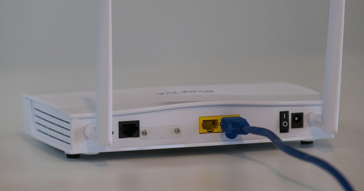 Un router wifi visto de cerca en una sala de estar.